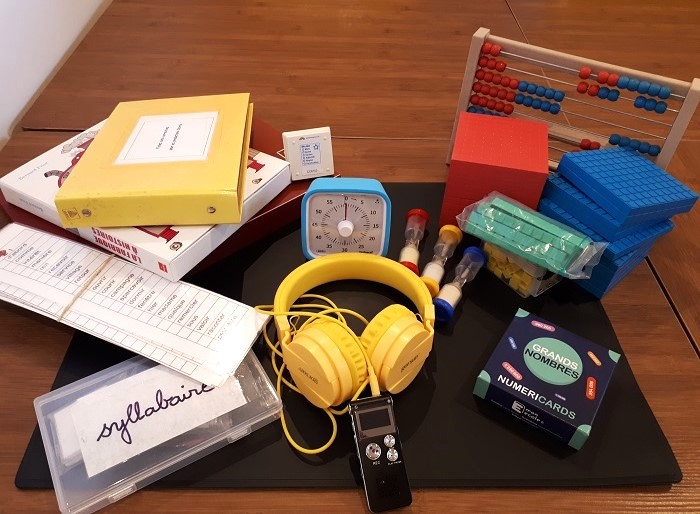 Outils pedagogiques et materiel de manipulation, sabliers, casque audio, lettres mobiles, cartes de numération